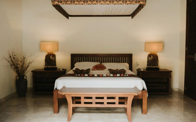 Aloka Bahari Villas – Guest Rooms – Tembok