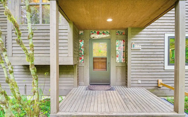 Riverfront Skykomish Cabin w/ Private Hot Tub!