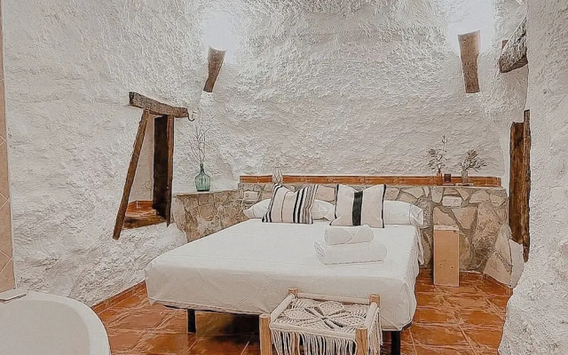 Cuevas El Atochal Orígenes