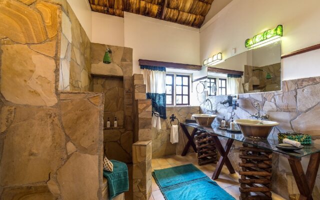 Hatari Lodge
