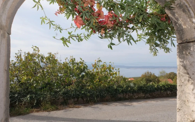 Spacious Holiday Home With Terrace & Great Sea View