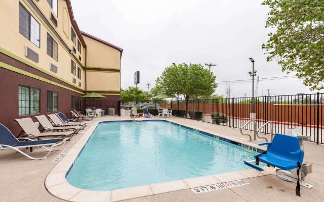 Quality Inn near SeaWorld - Lackland