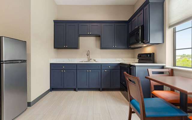Days Inn & Suites by Wyndham Greater Tomball