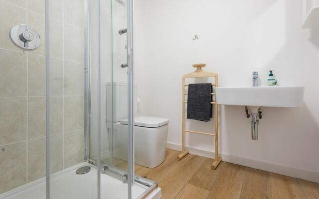 Modern 3 bed riverside home in Bath