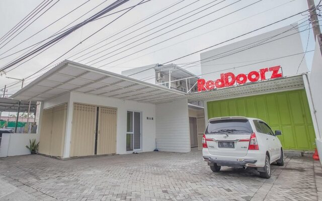 RedDoorz Near Ciputra Golf Surabaya