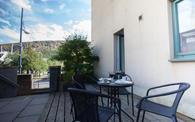 2 Bedroom Flat In Holyrood Area