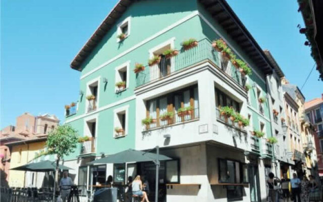 Le Petit Leon Hotel