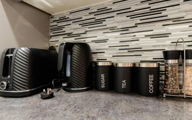 Smethwick - House - Sleeps 8 - Parking