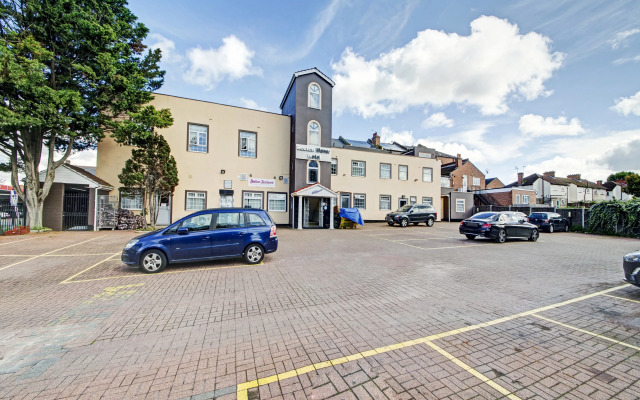 OYO Bostons Manor Hotel, Hanwell London