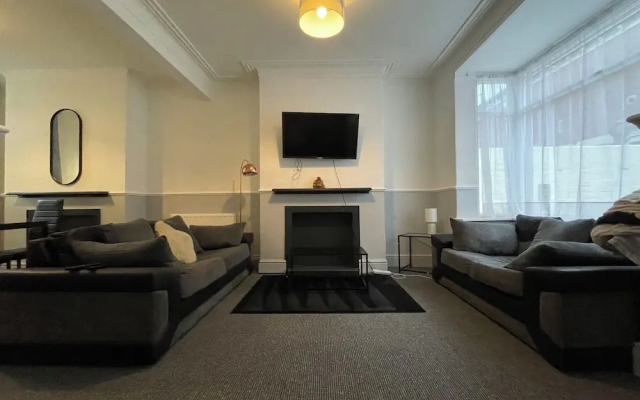 Cozy 2 Bedroom Property With all Amenities