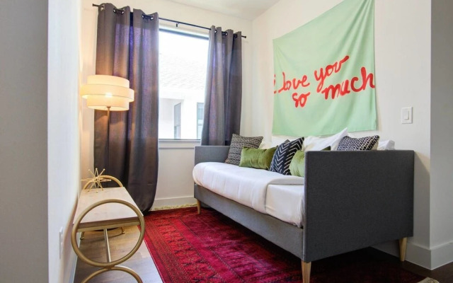 Divine 3br/2.5ba Downtown/east-side Home by Domio