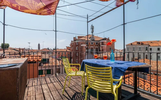 20 Windows on Venice