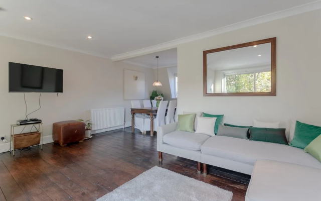 Spacious 3 Bedroom Apartment in Chelsea