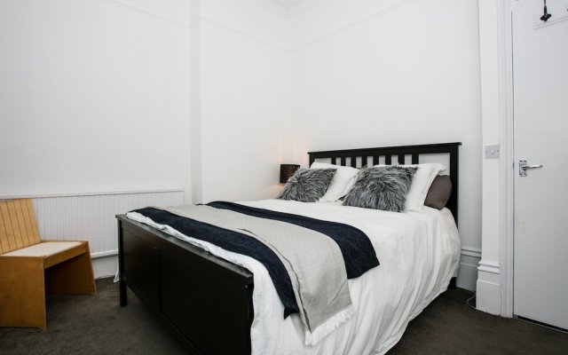 2 Bedroom Flat Accommodates 6 in Canonbury