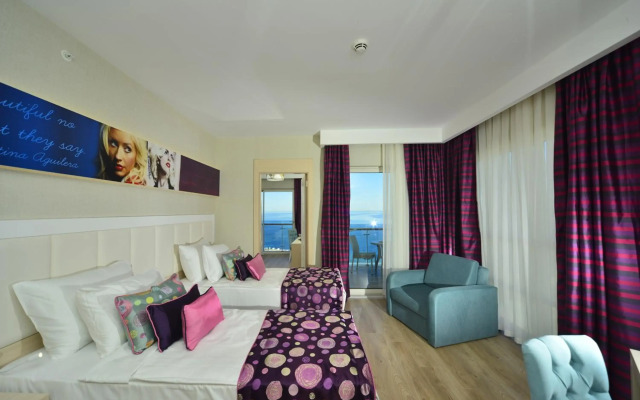 Azura Deluxe Resort & Spa