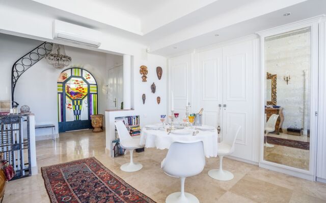 Art Deco Apartment terrace by Weekome