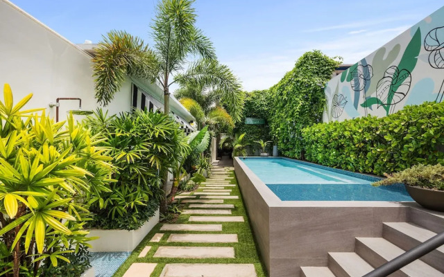 At Oceanpark Cocktail Bar AC Saltwater Pool