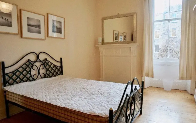 Stylish 3-Bedroom Period Apt Close To City Centre