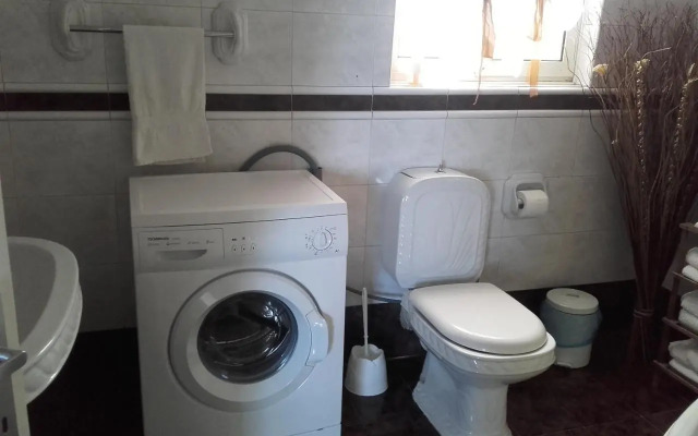 Village Corner 3 bedroom apartment with garage