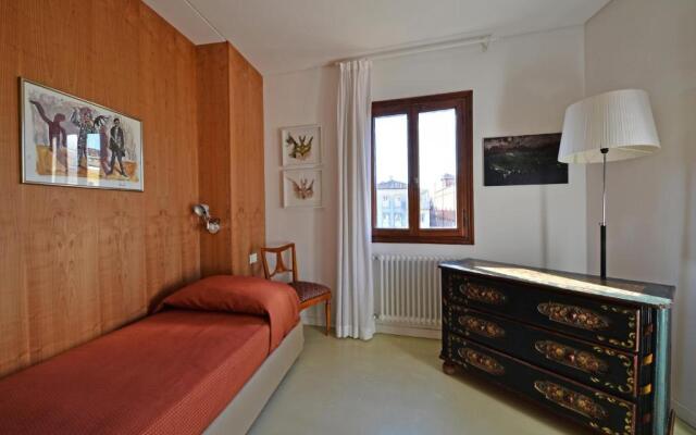 Venice Homes & Holidays Art District