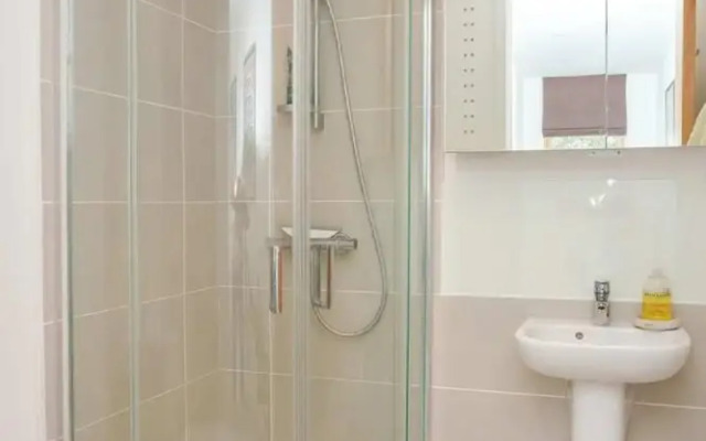 Bright 2 Bedroom Apartment Near Victoria Park