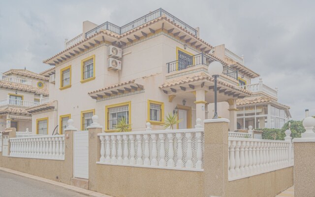 Beautiful 3-bed House With Communal Pool