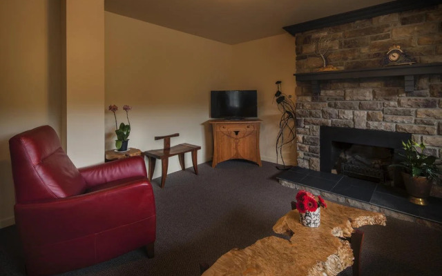 Hammond Bay Artful Suite