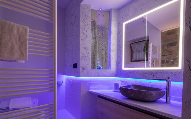 Ponte Rosso Modern by Mmega