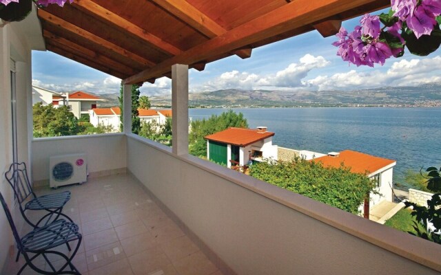 Nice Home in Slatine with Hot Tub, WiFi & 3 Bedrooms