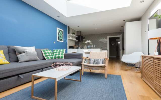 The Navy Court - Scandinavian Inspired 4BDR Central Home