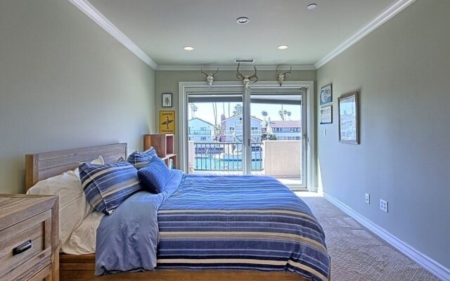 Large Ventura Keys Waterfront 4 Bedroom Home