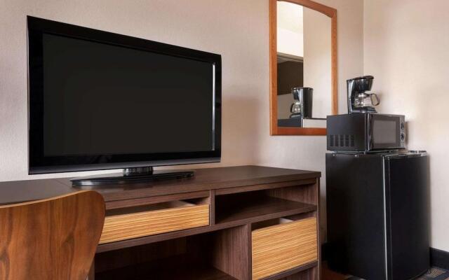 Super 8 Akron S/Green/Uniontown OH