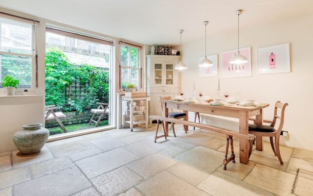 Traditional London Townhouse Close to Battersea Park by Underthedoormat