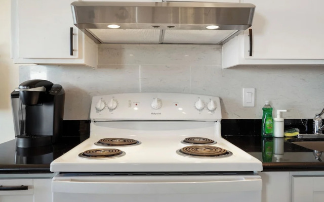 2BR Mountain Retreat with Private Deck