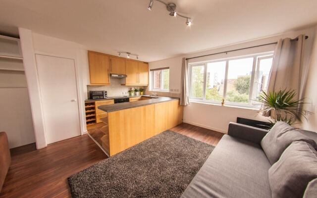 Bright and Spacious Flat Near Borough