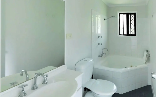 Tiona Palms Holiday Park