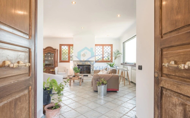 New Refined Villa Rayskaya In Monte Compatri