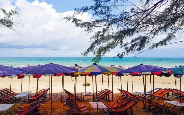 Escape Condominiums Beachfront Suites - Mae Phim