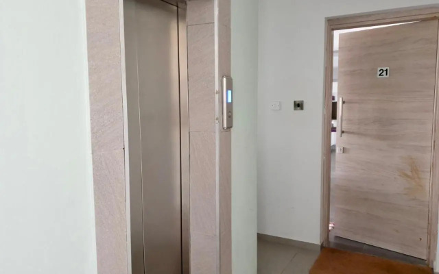 Renovated 2-bedroom flat with free parking, center