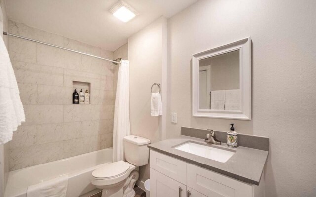Stylish 1BR Near UT Mueller Evonify