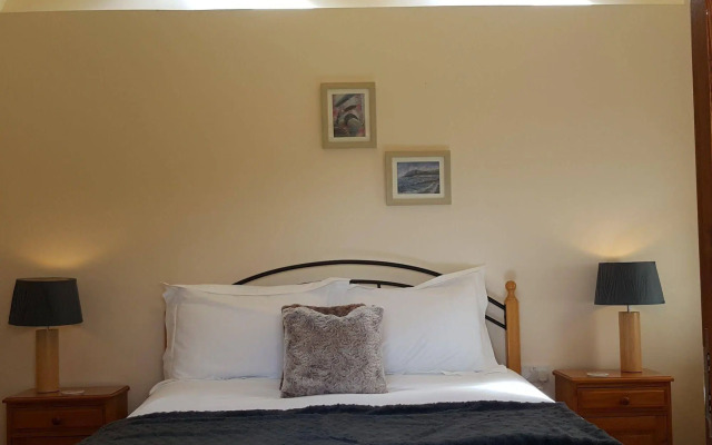Nant yr Onnen B&B and Ysgubor Holiday Cottage