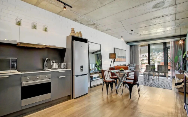 Modern Top Floor Apartment Mountain Views