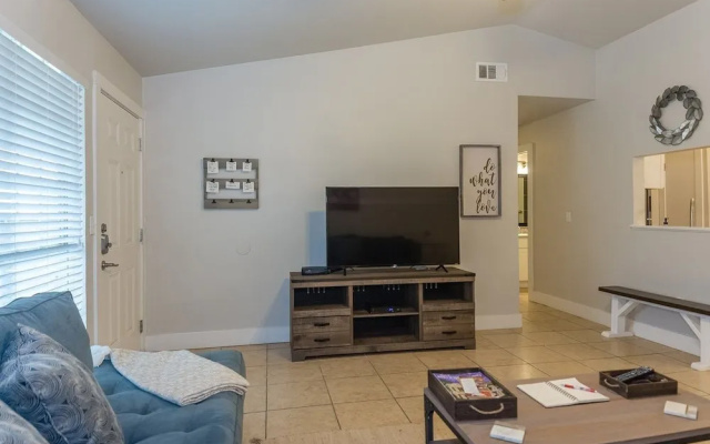Fredericksburg Fun 3 Bedroom Apts by Redawning