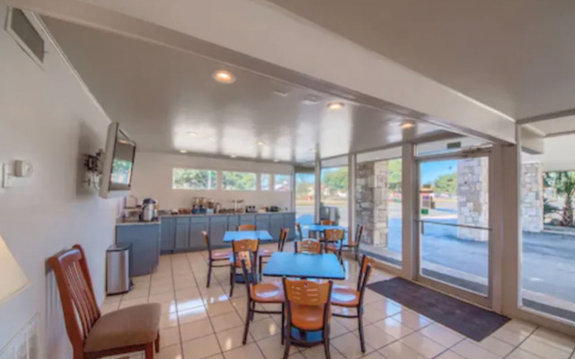 Americas Best Value Inn Uvalde