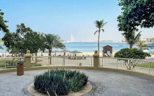 Bright 2BR Apartment with Garden View