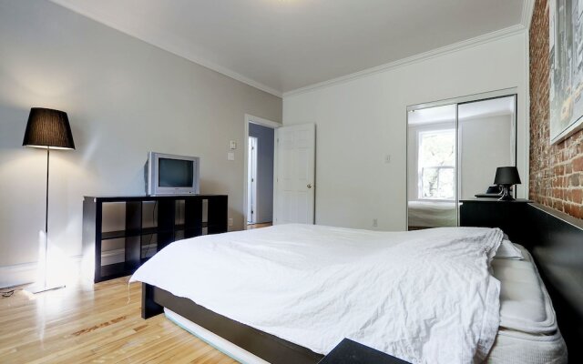 Large three bedroom next to the Bell Center by Hometrotting