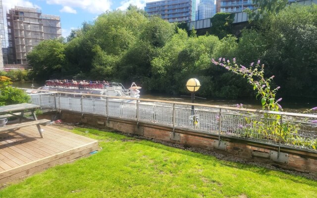Luxury River View 2-bed Apt, Wifi, Garden, River