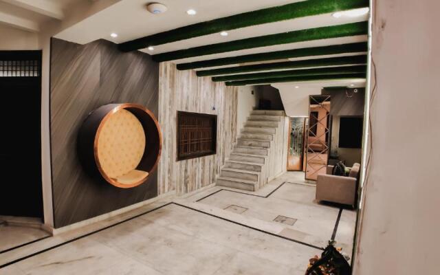 Lucky Restaurant And Guest House