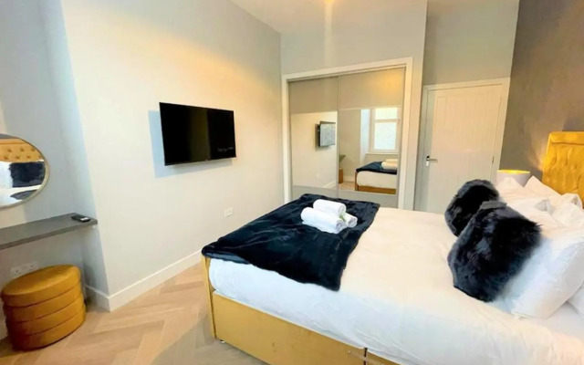 Trendy and Newly Reno'd 1 Bed Nr The Meadows