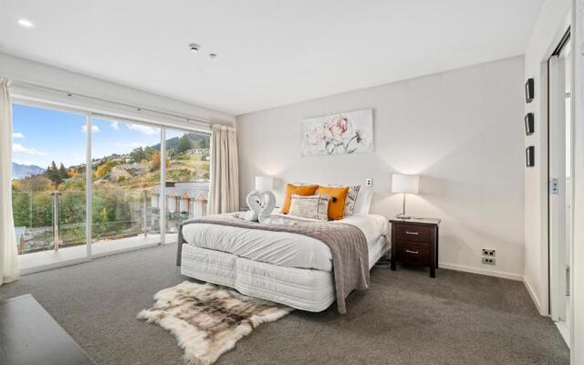 Lakefront Penthouse Apartment With 270-Degree View